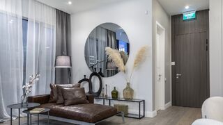 Шоурум с примером дизайнерской отделки в стилях Modern и Classic в Level Мичуринский