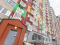 ЖК «Победа». Застройщик остеклил балконы и лоджии, оставляя места ниши для установки кондиционеров.  Фото от 05.12.2017 г.