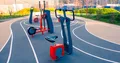 Спортивное снаряжение на детской площадке