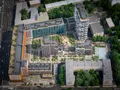 Квартал состоит из семи строений переменной этажности с высотой секций от 2 до 21 этажей.
