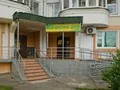 На первом этаже расположены коммерческие помещения .Фото от 29.06.2015 г.
