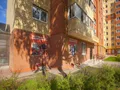 На первом этаже расположены коммерческие помещения. Фото от 31.05.2015 г.