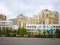 На территории расположены детский сад и общеобразовательная школа. Фото от 19.05.2015 г.