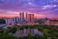 Рядом с башнями расположен Мосфильмовский пруд.