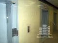 Внутри лифт обшит досками, чтобы не портилась отделка. Фото от 16.07.2013 г.