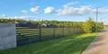 Обустроенная территория Woodside Residence включает в себя ухоженные зоны для прогулок и отдыха, спортивную и детскую площадки, теннисный корт, а также песчаный пляж и пирс.