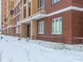 Мкр. «Восточный». Вход в подъезд  имеет пандус для малобильных групп населения.  Фото от 05.12.2017 г.