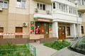 На первом этаже комплекса имеются коммерческие помещения. Современная детская игровая площадка. Фото от 13.05.2015 г.