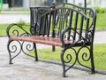Кованые скамейки. Фото: июль 2017