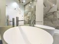 ЖК «Smolensky De Luxe». Ванная комната с дизайнерской отделкой и меблировкой. Фото от 17.11.2017 г.