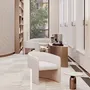 Окна лобби выходят в приватный внутренний двор.