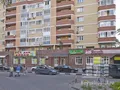 Многочисленные инфраструктурные объекты (продуктовый магазин, товары для детей и т.д.) на первом этаже ЖК. Фото от 05.07.2014 г.