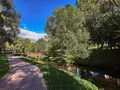 Из окон открывается вид на пойму реки и парк.