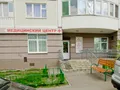 На первом этаже комплекса имеются коммерческие помещения. Современная детская игровая площадка. Фото от 13.05.2015 г.