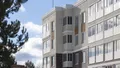 Строители оставили вокруг много взрослых деревьев. Фото от 12.03.2019.
