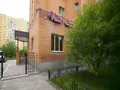На первом этаже расположены коммерческие помещения. Фото от 31.05.2015 г.