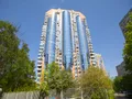 Все здания объединены единым архитектурным стилем: синее витражное стекло в сочетании с бежевым кирпичом смотрится очень эффектно, особенно в солнечную погоду. Фото от 21.05.2015 г.