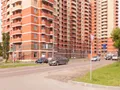 ЖК «Тройка». На первых этажах разместились коммерческие помещения. Фото от 22.07.2017 г.