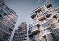 Фасады выполнены с применением инновационных технологий, включая вентилируемые системы и энергоэффективное остекление.