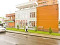 На первом этаже расположены коммерческие помещения. Фото от 31.08.2016 г.