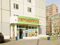 На первом этаже ЖК расположены многочисленные магазины и другие инфраструктурные объекты. Фото от 08.04.2015 г.