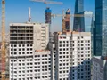 На заднем фоне - деловой центр Москва-Сити. Аэрофотосъемка от 14.04.2018.
