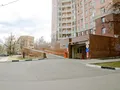 На нижнем этаже жилого комплекса располагается медицинский центр. Фото от 22.04.2015 г.