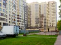 ЖК «Губернатор». На окнах установлены двойные стеклопакеты, лоджии сдаются с одинарным остеклением.  Фото от 23.06.2017 г.