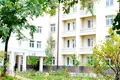 На окнах металлопластиковые стеклопакеты с повышенной звукоизоляцией, установлены бронированные входные двери. Фото от 19.09.2016 года.