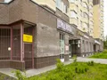 На первом этаже находятся коммерческие помещения. Фото от 28.05.2015 г.