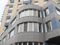 В стилобатной части здания расположены офисы и магазины.Фото от 06.04.2015 г.