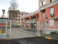 Придомовая территория находится под охраной. Фото от 06.04.2015 г.