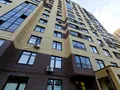 ЖК «Губернатор». Фасад зданий ЖК утеплён и облицован кирпичом различных цветов. Фото от 23.06.2017 г.