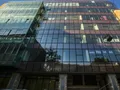 Первые этажи занимают офисные помещения, для них имеется отдельный вход. Фото от 21.05.2015 г.