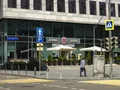 На первом этаже расположены коммерческие помещения. Фото от 22.06.2015 г.