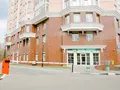 На нижнем этаже жилого комплекса располагается медицинский центр. Фото от 22.04.2015 г.