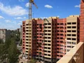 Вид на строящийся корпус жилого комплекса, открывающийся из окна. Фото от 25.07.2014 г.