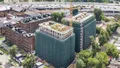Фото 24.07.2020. Выполняются строительно-монтажные работы по устройству лесов для монтажа вентилируемого фасада и самого навесного вентилируемого фасада.