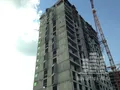 Новостройка рассчитана на 992 квартиры, все их покупатели получат без отделки. Фото от 19.08.2013 года.