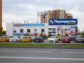 В шаговой доступности торговый центр. Фото от 18.05.2015 г.