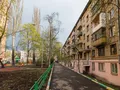 Рядом с жилым комплексом расположены кирпичные малоэтажные дома. Фото от 29.04.2015 г.