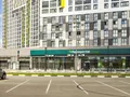 ЖК «Ньютон». На первом этаже расположены коммерческие помещения. Фото от 23.06.2016 г.