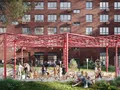 Благоустроенные дворы в кварталах закрыты от автомобилей,
для размещения которых сформирована сеть наземных, подземных и гостевых стоянок.