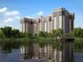Новостройка возводится на берегу озера.