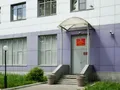 На первом этаже расположены коммерческие помещения. Фото от 05.06.2015 г.