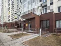 В жилом комплексе предусмотрен авторский дизайн входных групп. Фото от 14.03.2017 г.