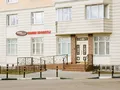 Салон красоты расположен на первом этаже жилого комплекса. Фото от 25.03.2015 г.