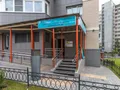 На первом этаже расположены коммерческие помещения. Фото от 17.06.2015 г.