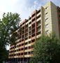 Дом переменной этажности высотой 7-9 этажей.