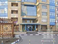 На первых этажах корпусов расположены многочисленные инфраструктурные объекты. Фото от 23.11.2014 г.